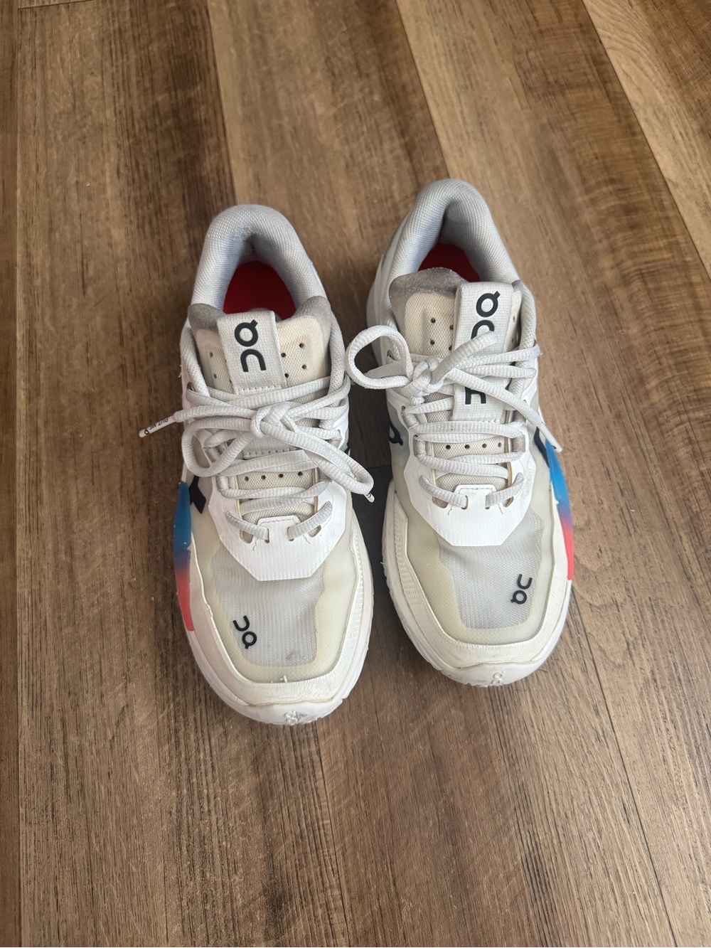 On Running White and Black Women’s Trainers